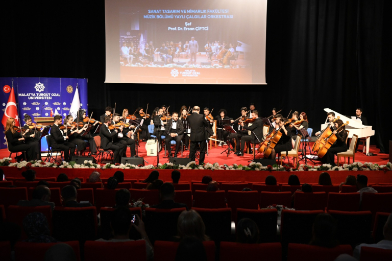 sanat-tasarim-ve-mimarlik-fakultesi-yayli-calgilar-orkestrasi-tarafindan-konser-duzenlendi-233