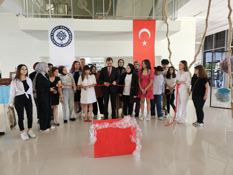 sanat-tasarim-ve-mimarlik-fakultesi-resim-bolumu-tarafindan-duzenlenen-atiktan-sanata-proje-sergisi-ulusal-medyanin-dikkatini-cekti-279