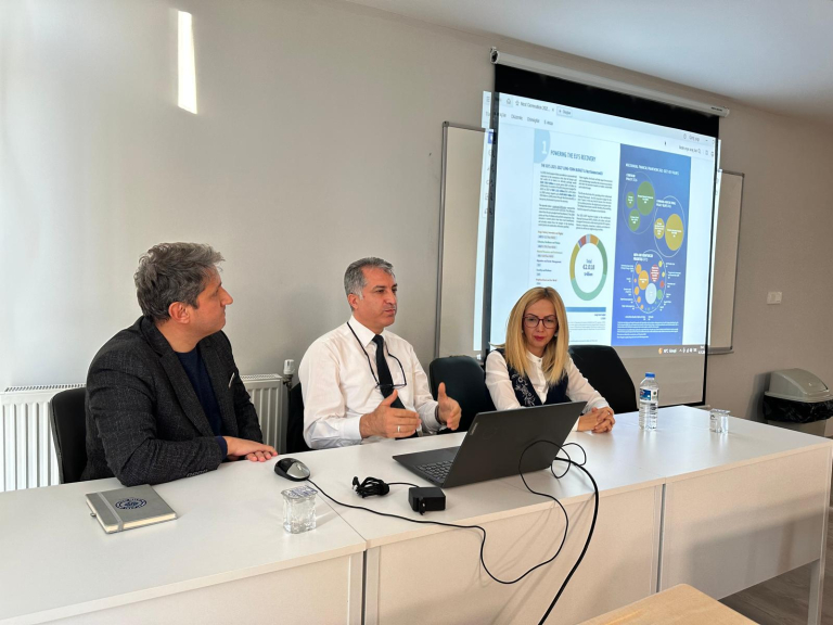 sosyal-bilimlerde-bilimsel-arastirma-deneyim-paylasimi-etkinligi-duzenlendi-522