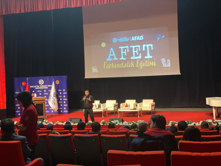 turkiyede-afet-yonetimi-ve-kariyer-firsatlari-paneli-duzenlendi-619