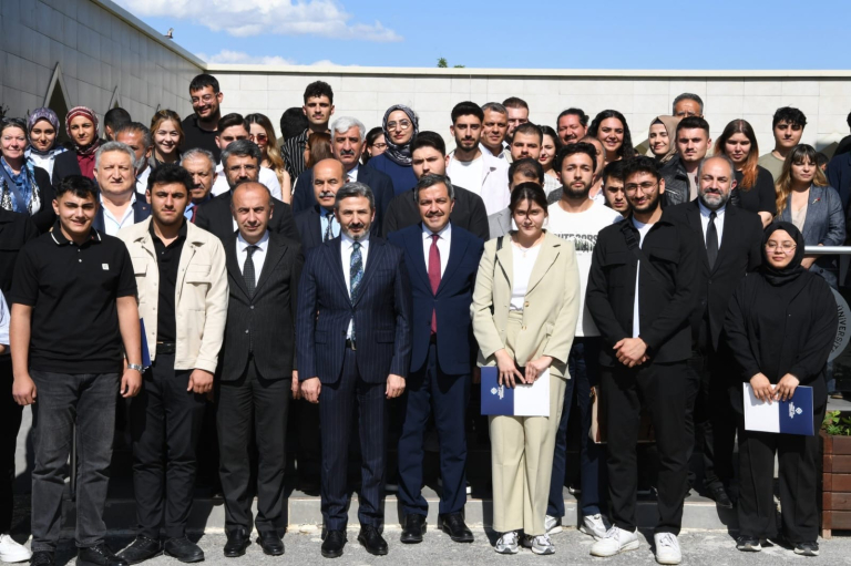 gelecek-bulusmalarinda-ahmet-aydin-ogrencilerle-bulustu-1079